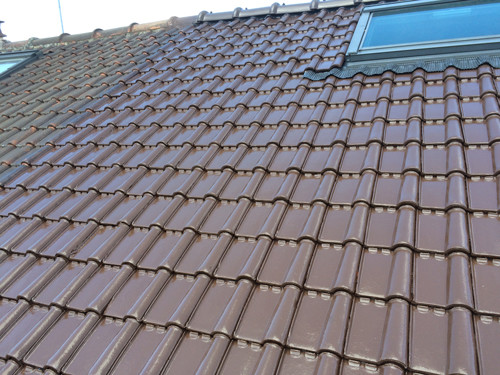 Toiture en tuiles marrons