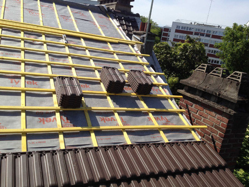 Pose de tuiles sur un toit