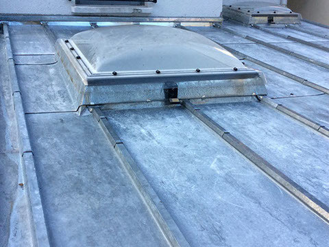 Toiture en zinc avec vélux